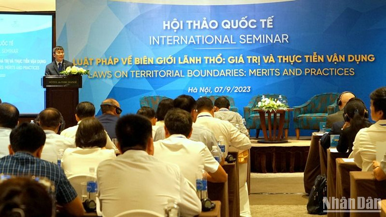 Thứ trưởng Ngoại giao Nguyễn Minh Vũ phát biểu tại hội thảo. (Ảnh: TRUNG HƯNG)