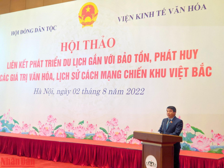 Đồng chí Y Thanh Hà Niê Kđăm, Ủy viên Trung ương Đảng, Chủ tịch Hội đồng Dân tộc của Quốc hội phát biểu khai mạc hội thảo.