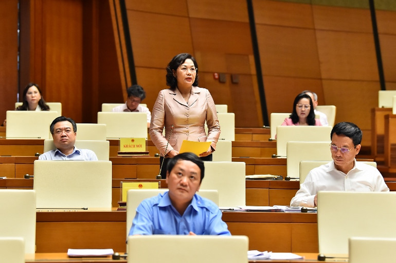 Thống đốc Ngân hàng Nhà nước Nguyễn Thị Hồng giải trình, làm rõ một số nội dung đại biểu Quốc hội nêu tại phiên thảo luận. (Ảnh: THỦY NGUYÊN)