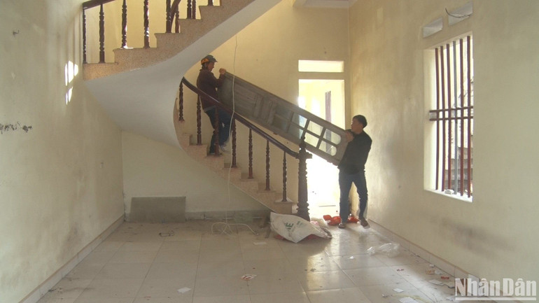 Các hộ dân tại thôn 3 Phù Vân đang tập trung di dời tài sản ra khỏi vùng sạt lở. Các hộ dân tại thôn 3 Phù Vân đang tập trung di dời tài sản ra khỏi vùng sạt lở.