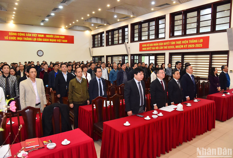 Các đại biểu làm lễ chào cờ. (Ảnh: THỦY NGUYÊN)