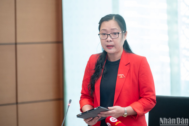 Đại biểu Nguyễn Thị Quyên Thanh (Vĩnh Long) phát biểu thảo luận tại Tổ 8. (Ảnh: THỦY NGUYÊN) Đại biểu Nguyễn Thị Quyên Thanh (Vĩnh Long) phát biểu thảo luận tại Tổ 8. (Ảnh: THỦY NGUYÊN)