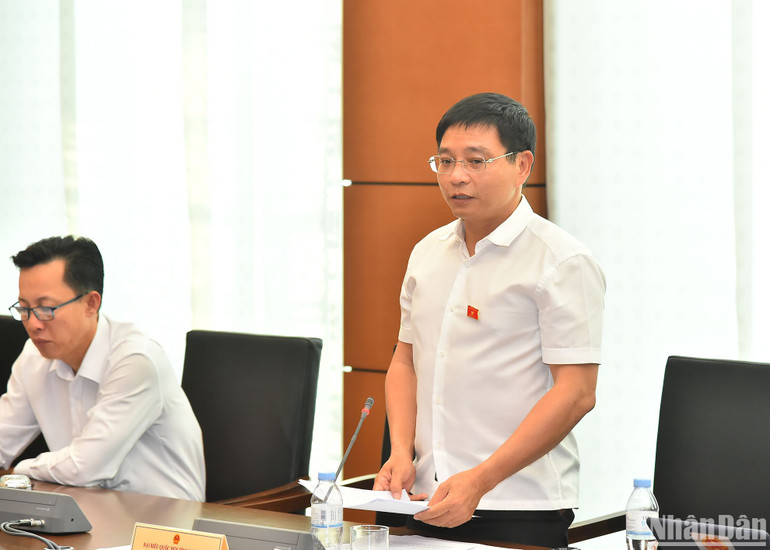 Bộ trưởng Giao thông vận tải Nguyễn Văn Thắng phát biểu thảo luận tại Tổ 8. (Ảnh: THỦY NGUYÊN)
