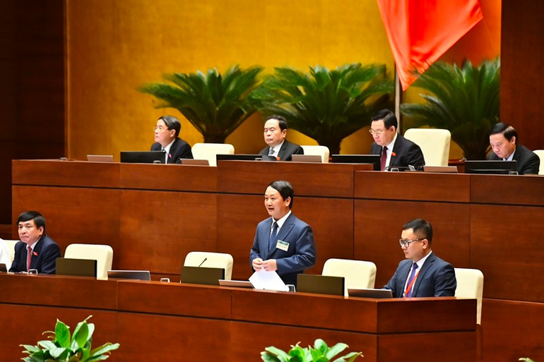 Bộ trưởng, Chủ nhiệm Ủy ban Dân tộc Hầu A Lềnh trả lời chất vấn của các đại biểu Quốc hội. (Ảnh: ĐĂNG KHOA)