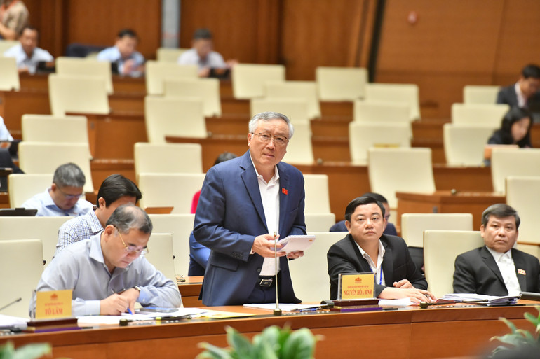 Chánh án Tòa án nhân dân tối cao Nguyễn Hòa Bình trả lời chất vấn của đại biểu Quốc hội. (Ảnh: ĐĂNG KHOA)