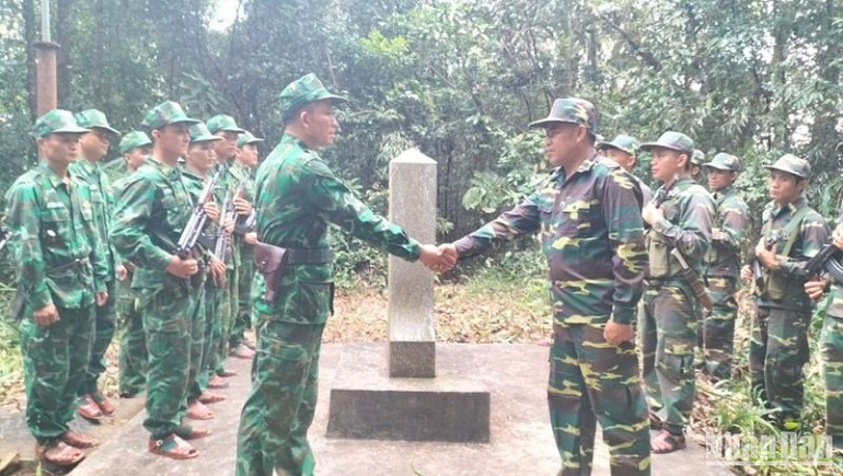 Bộ đội Biên phòng Việt Nam và Lào tổ chức tuần tra song phương bảo vệ biên giới. (Ảnh: Báo Nhân Dân)