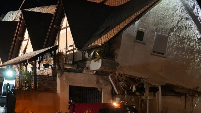 Hiện trường khách sạn Reichsschenke Zum Ritter Götz bị sập ở thị trấn Kröv, bang Rhineland-Palatinate. (Ảnh: DPA)