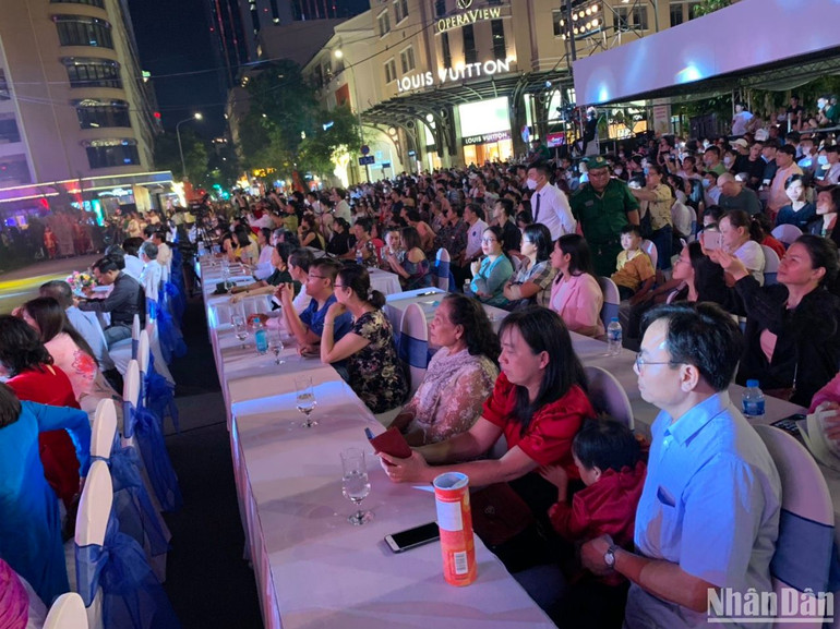 Chương trình thu hút đông đảo người dân thành phố đến thưởng thức như một món ăn tinh thần truyền thống ngày Tết.