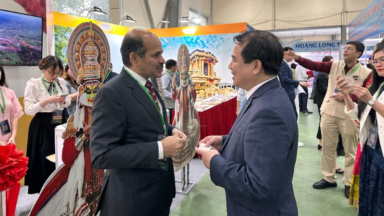 Đại sứ Ấn Độ tại Việt Nam Sandeep Arya trao đổi với khách tham quan gian hàng Ấn Độ tại VITM 2025.