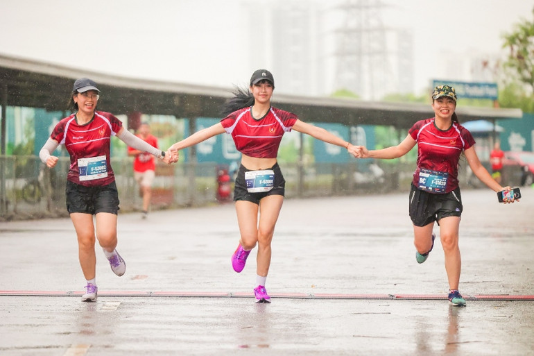 Cùng nhau về đích.