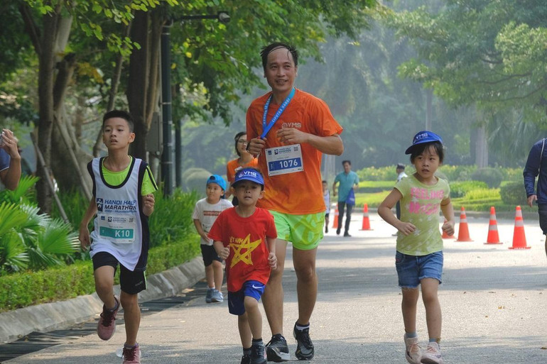 Các vận động viên nhí cùng gia đình tham gia giải chạy. Các vận động viên nhí cùng gia đình tham gia giải chạy.