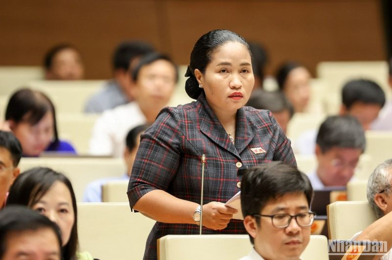 Đại biểu Chamaléa Thị Thủy - Đoàn đại biểu Quốc hội tỉnh Ninh Thuận phát biểu. (Ảnh: DUY LINH)