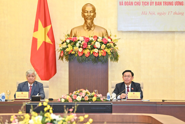 Chủ tịch Quốc hội Vương Đình Huệ và Chủ tịch Ủy ban Trung ương Mặt trận Tổ quốc Việt Nam Đỗ Văn Chiến chủ trì Hội nghị.