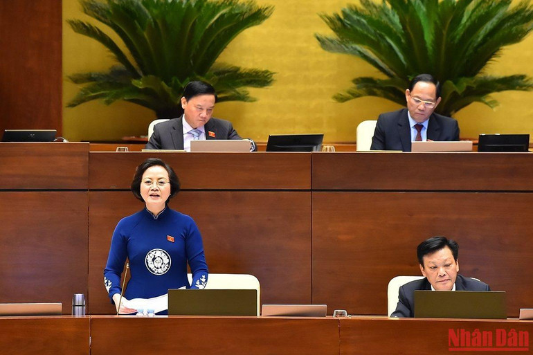 Bộ trưởng Nội vụ Phạm Thị Thanh Trà trả lời chất vấn của các đại biểu Quốc hội. (Ảnh: THỦY NGUYÊN)