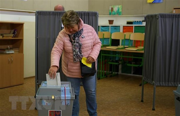 Cử tri bỏ phiếu tại một địa điểm bầu cử ở Prague, Cộng hòa Séc. (Ảnh: THX/TTXVN)
