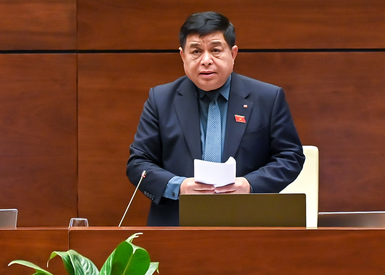 Bộ trưởng Kế hoạch và Đầu tư Nguyễn Chí Dũng phát biểu giải trình, làm rõ một số vấn đề đại biểu Quốc hội nêu. (Ảnh: DUY LINH)
