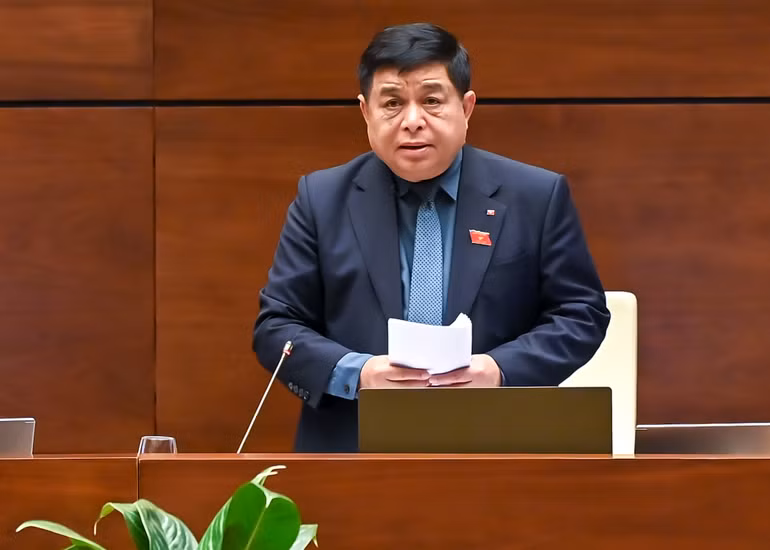 Bộ trưởng Kế hoạch và Đầu tư Nguyễn Chí Dũng phát biểu giải trình, làm rõ một số vấn đề đại biểu Quốc hội nêu. (Ảnh: DUY LINH)