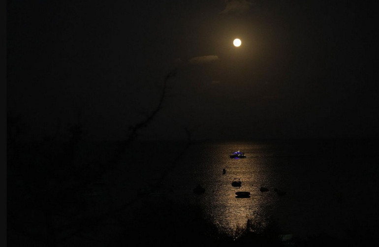 Siêu trăng xanh trên biển Địa Trung Hải ở khu vực vịnh Konnos, phía đông của đảo Síp, ngày 30/8/2023. (Ảnh: AP)