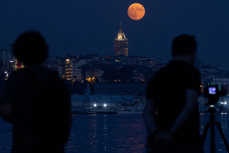 Người yêu thiên văn lưu lại khoảnh khắc siêu trăng xanh hiếm hoi cùng khung cảnh tháp Galata nổi tiếng ở Istanbul, Thổ Nhĩ Kỳ. (Ảnh: Getty Images)