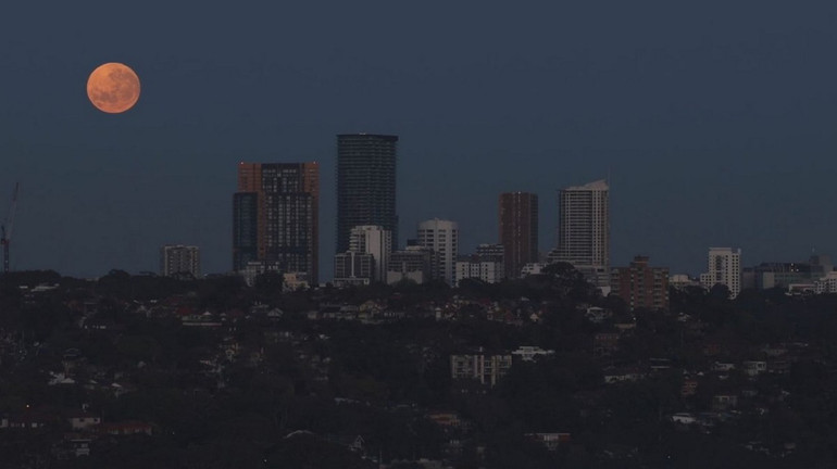 Mặt trăng trên bầu trời St Leonards, Sydney, Australia. (Ảnh: 9News)