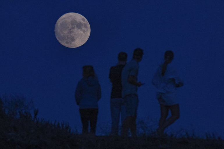 Ngắm trăng ở Fort Baker, Sausalito, California, Mỹ, ngày 29/8/2023. (Ảnh: AP)