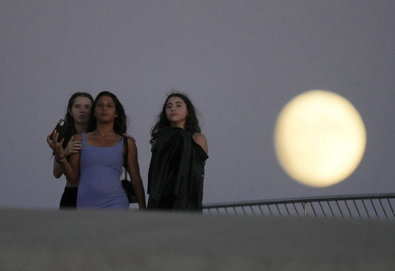 Mặt trăng mọc trên nóc Bảo tàng Nghệ thuật, kiến trúc và công nghệ Lisbon, Bồ Đào Nha, ngày 29/8/2023. (Ảnh: AP)