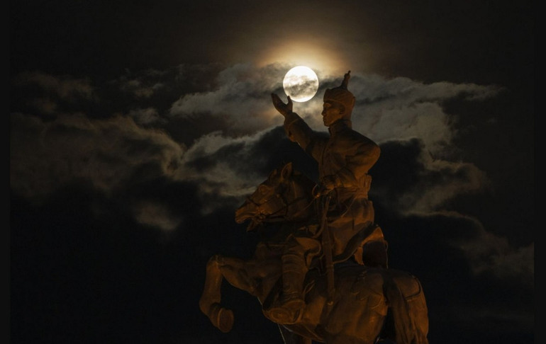 Siêu trăng cùng bức tượng của nhà lãnh đạo quân sự Damdin Sukhbaatar trên Quảng trường Sukhbaatar ở Ulaanbaatar, Mông Cổ, ngày 30/8/2023. (Ảnh: AP)