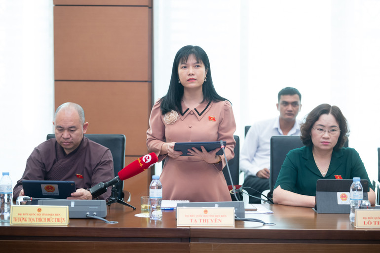 Đại biểu Tạ Thị Yên (Điện Biên) phát biểu thảo luận tại Tổ 8. (Ảnh: THỦY NGUYÊN)