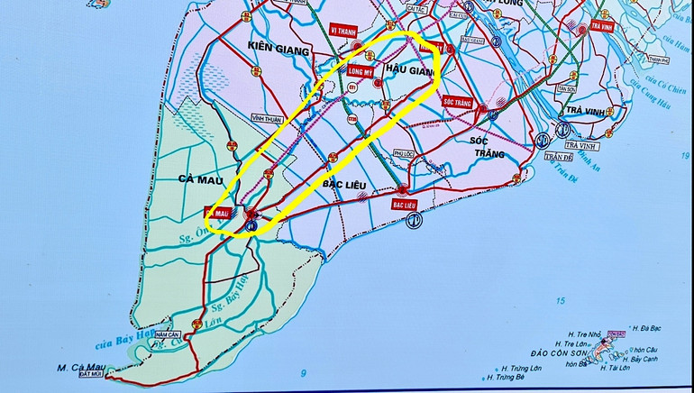 Sơ đồ tuyến cao tốc Hậu Giang-Cà Mau (hình kẻ đường gấp khúc, màu hồng).