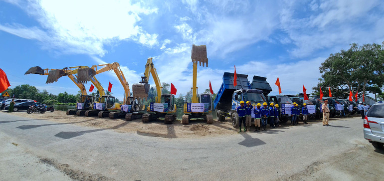 Đoàn xe và nhiều thiết bị chuyên dụng tại lễ khởi công dự án cao tốc đoạn Hậu Giang-Cà Mau vào sáng 1/1/2023.