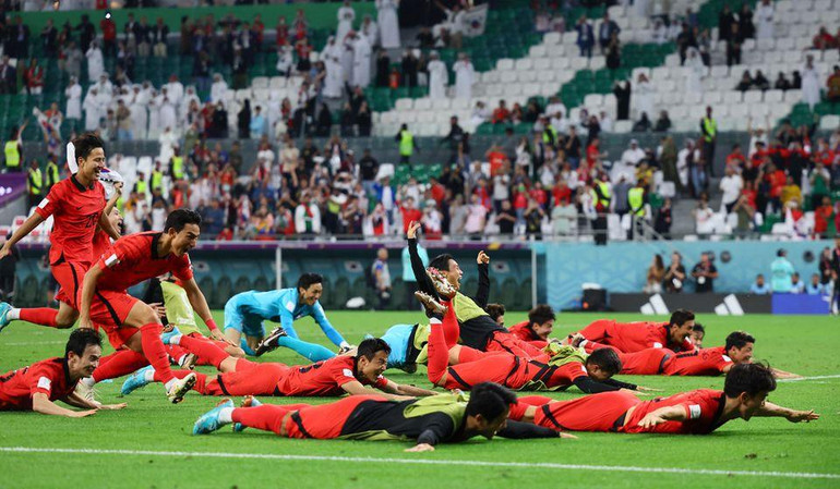 Các cầu thủ Hàn Quốc ăn mừng khi giành vé vào vòng 1/8. (Ảnh: Reuters)