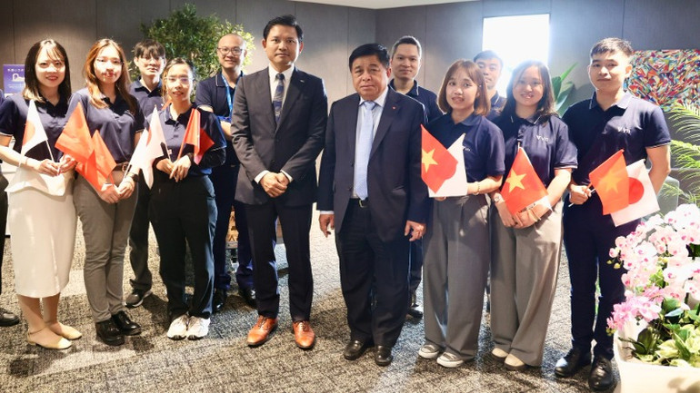 Cùng ngày 27/5, Phó Thủ tướng Nguyễn Chí Dũng và đoàn công tác đến thăm Vườn ươm công nghệ Aichi (Station Ai). Trong ảnh, Phó Thủ tướng Nguyễn Chí Dũng cùng các bạn trẻ VTI tại Station Ai. (Ảnh: VGP)