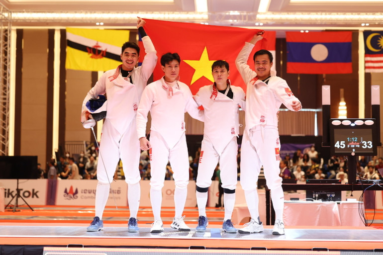 Đội tuyển đấu kiếm Việt Nam giành Huy chương Vàng nội dung đồng đội nam kiếm 3 cạnh. (Ảnh: VOV)