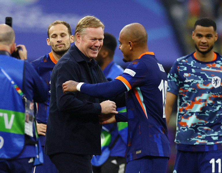 Huấn luyện viên Ronald Koeman ăn mừng cùng các cầu thủ Hà Lan sau khi giành vé vào tứ kết. (Ảnh: Reuters)