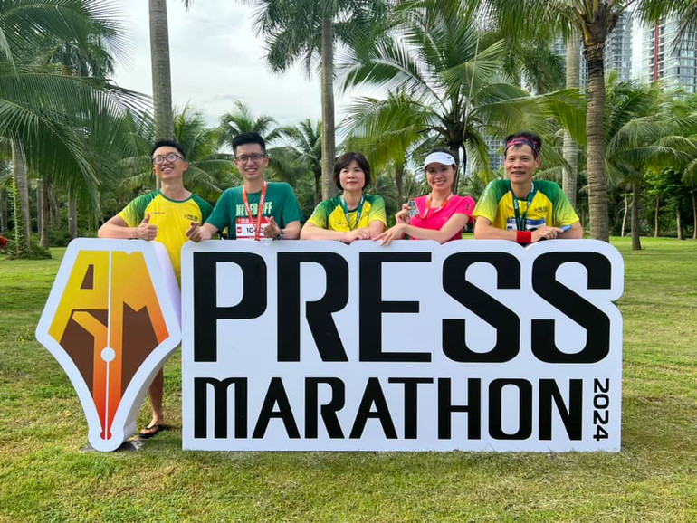 Các runner của Báo Nhân Dân tham dự Press Marathon 2024. (Ảnh: TRUNG HƯNG)