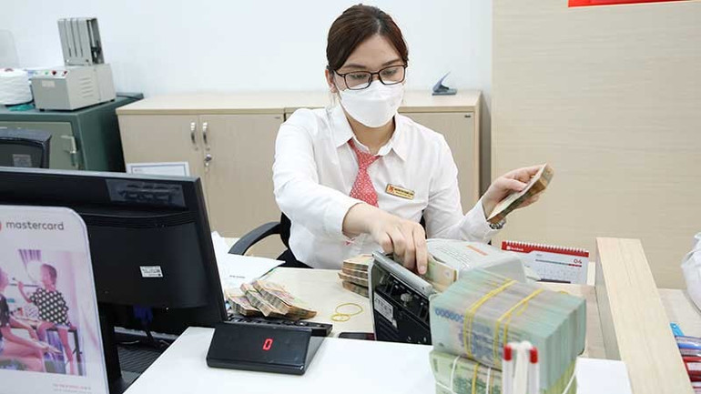 Theo các chuyên gia, vẫn còn khoảng cách rất xa giữa lãi suất cho vay với lãi suất huy động và lãi suất điều hành. (Ảnh minh họa: HỒNG ANH)