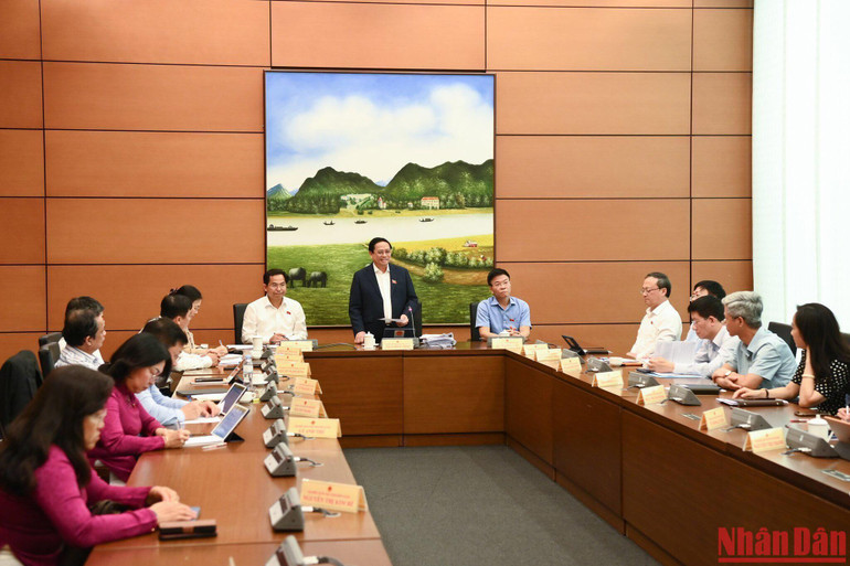 Thủ tướng Phạm Minh Chính phát biểu thảo luận tại Tổ 13 chiều 24/10. (Ảnh: DUY LINH)