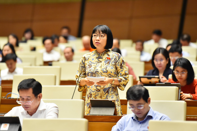 Đại biểu Quốc hội Nguyễn Thị Việt Nga (Hải Dương) phát biểu. (Ảnh: THỦY NGUYÊN)