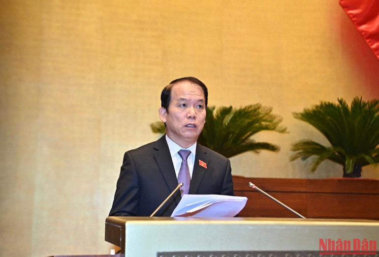 Ủy viên Ủy ban Thường vụ Quốc hội, Chủ nhiệm Ủy ban Pháp luật của Quốc hội Hoàng Thanh Tùng trình bày Báo cáo giải trình, tiếp thu, chỉnh lý dự thảo Luật Thanh tra (sửa đổi). (Ảnh: ĐĂNG KHOA)