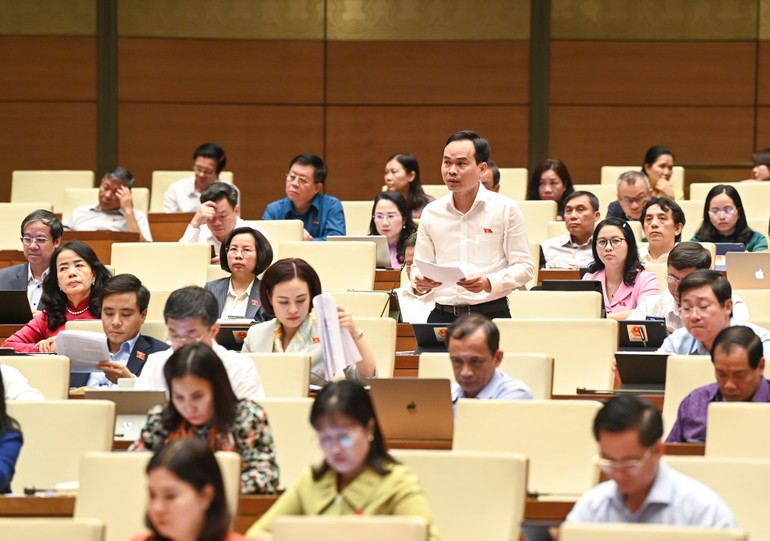 Đại biểu Nguyễn Duy Minh (Đà Nẵng) phát biểu. (Ảnh: DUY LINH) Đại biểu Nguyễn Duy Minh (Đà Nẵng) phát biểu. (Ảnh: DUY LINH)