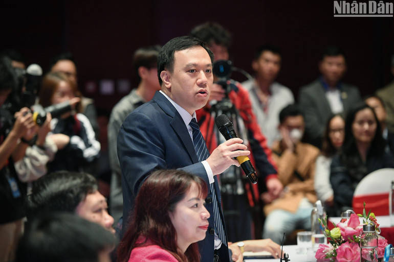 Nhà báo Ngô Việt Anh, Phó Trưởng Ban Nhân Dân điện tử, Báo Nhân Dân chia sẻ tại hội thảo. (Ảnh: THÀNH ĐẠT)