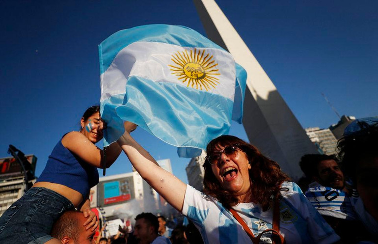 Người hâm mộ Argentina ăn mừng phấn khích sau trận đấu. (Ảnh: Reuters)
