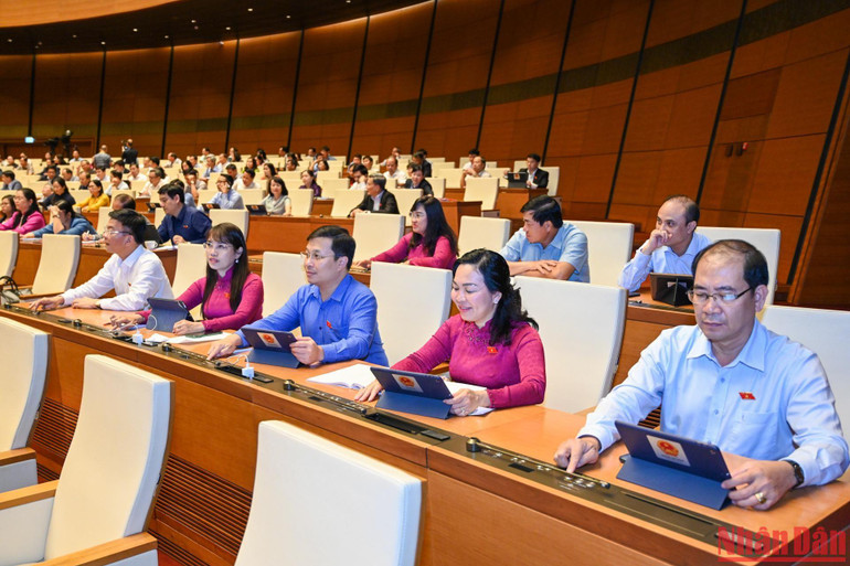 Các đại biểu Quốc hội biểu quyết thông qua Luật Phòng, chống bạo lực gia đình (sửa đổi). (Ảnh: DUY LINH)