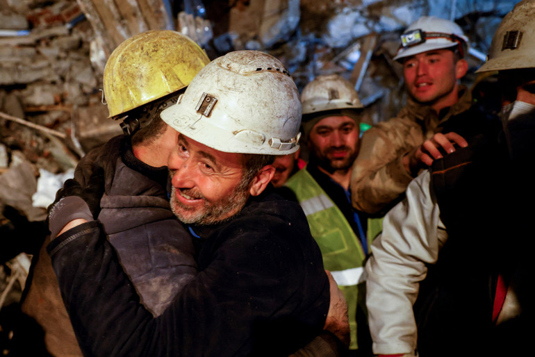 Lực lượng cứu hộ vui mừng sau khi giải cứu 1 người đàn ông 35 tuổi cùng con gái 11 tuổi sau trận động đất ở Hatay, Thổ Nhĩ Kỳ, ngày 12/2/2023. (Ảnh: Reuters) Lực lượng cứu hộ vui mừng sau khi giải cứu 1 người đàn ông 35 tuổi cùng con gái 11 tuổi sau trận động đất ở Hatay, Thổ Nhĩ Kỳ, ngày 12/2/2023. (Ảnh: Reuters)