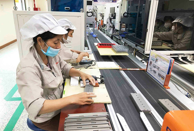 Lĩnh vực sản xuất của Việt Nam tiếp tục ghi nhận hiệu suất mạnh. Trong ảnh, sản xuất, lắp ráp linh kiện điện tử tại Công ty TNHH Bujeon Viet Nam Electronics (Khu công nghiệp Quế Võ, tỉnh Bắc Ninh). (Ảnh: NGỌC TRÂM)