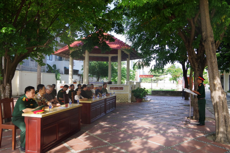 Đoàn các nhà văn dự trại sáng tác đi thực tế giao lưu với cán bộ, chiến sĩ Lữ đoàn thông tin 575.