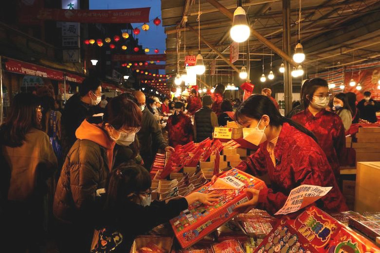 Mua sắm đồ lễ Tết Nguyên đán tại Đài Bắc, Đài Loan, Trung Quốc. (Ảnh: Reuters)