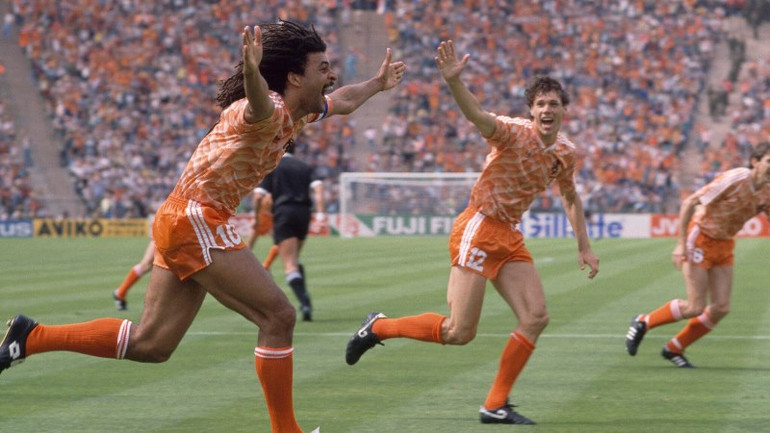 Ruud Gullit và Marco van Basten ăn mừng bàn mở tỷ số của Hà Lan trong trận chung kết EURO 1988. (Ảnh: Popperfoto/Getty Images)