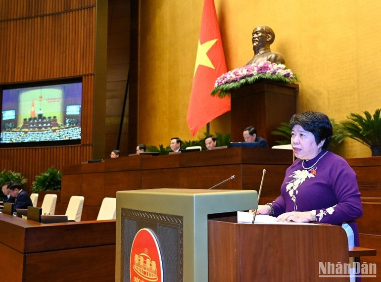 Chủ nhiệm Ủy ban Xã hội Nguyễn Thúy Anh báo cáo tiếp thu, giải trình và chỉnh lý dự thảo Nghị quyết. (Ảnh: DUY LINH) Chủ nhiệm Ủy ban Xã hội Nguyễn Thúy Anh báo cáo tiếp thu, giải trình và chỉnh lý dự thảo Nghị quyết. (Ảnh: DUY LINH)