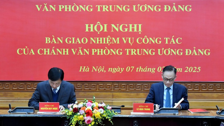 Đồng chí Nguyễn Duy Ngọc, Ủy viên Bộ Chính trị, Bí thư Trung ương Đảng, Chủ nhiệm Ủy ban Kiểm tra Trung ương, nguyên Chánh Văn phòng Trung ương Đảng và đồng chí Lê Hoài Trung, Bí thư Trung ương Đảng, Chánh Văn phòng Trung ương Đảng ký biên bản bàn giao nhiệm vụ. (Ảnh: ĐĂNG KHOA)